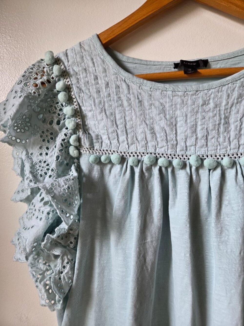 EUC J CREW COTTON BABY BLUE FLUTTER SLEEVES BRODERIE ANGLAISE TOP SIZE M - Picture 6 of 14